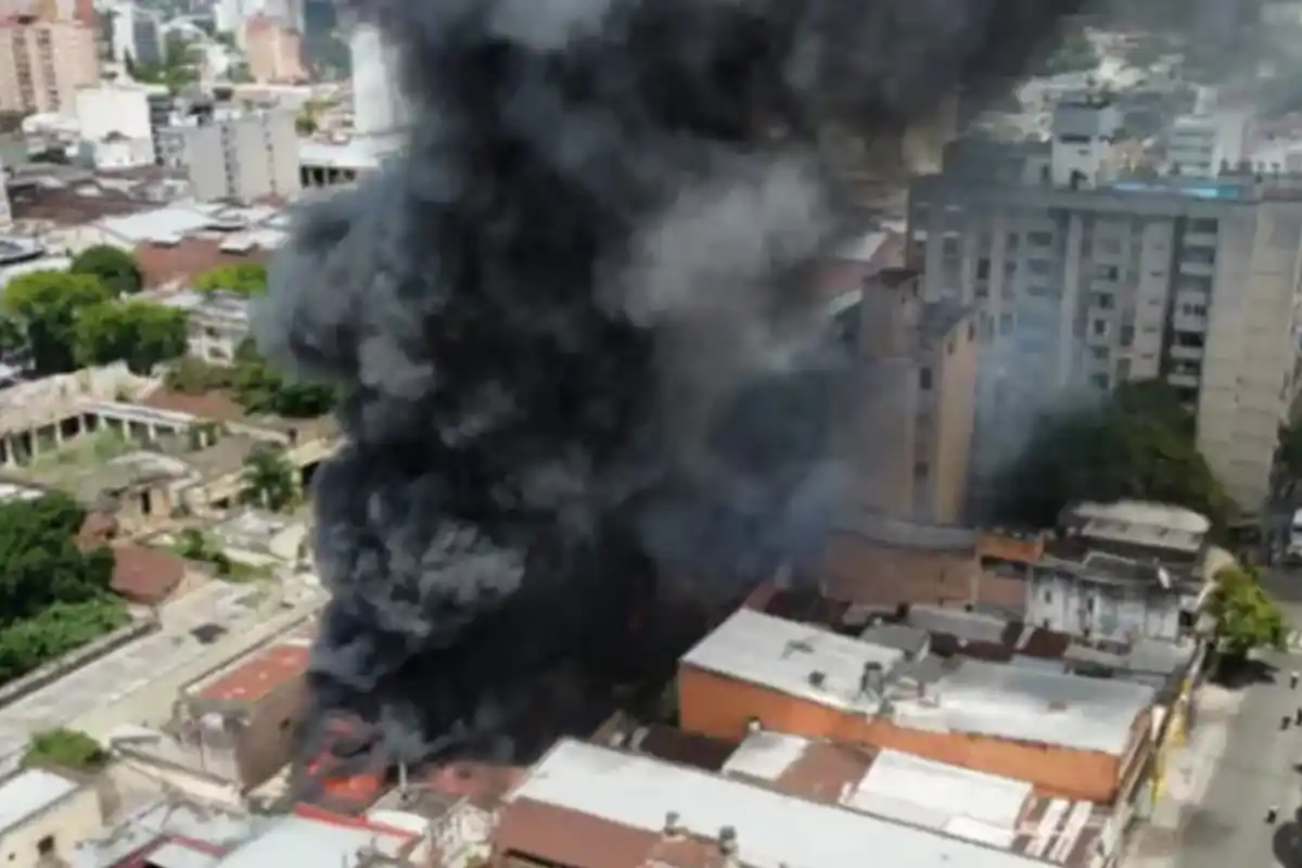 Previo al mediodía, las fuerzas policiales instaron a los residentes de edificios circundantes a evacuar sus viviendas por precaución ante el avance del incendio.