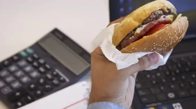 Los impensados efectos de ingerir “comida chatarra” en el trabajo