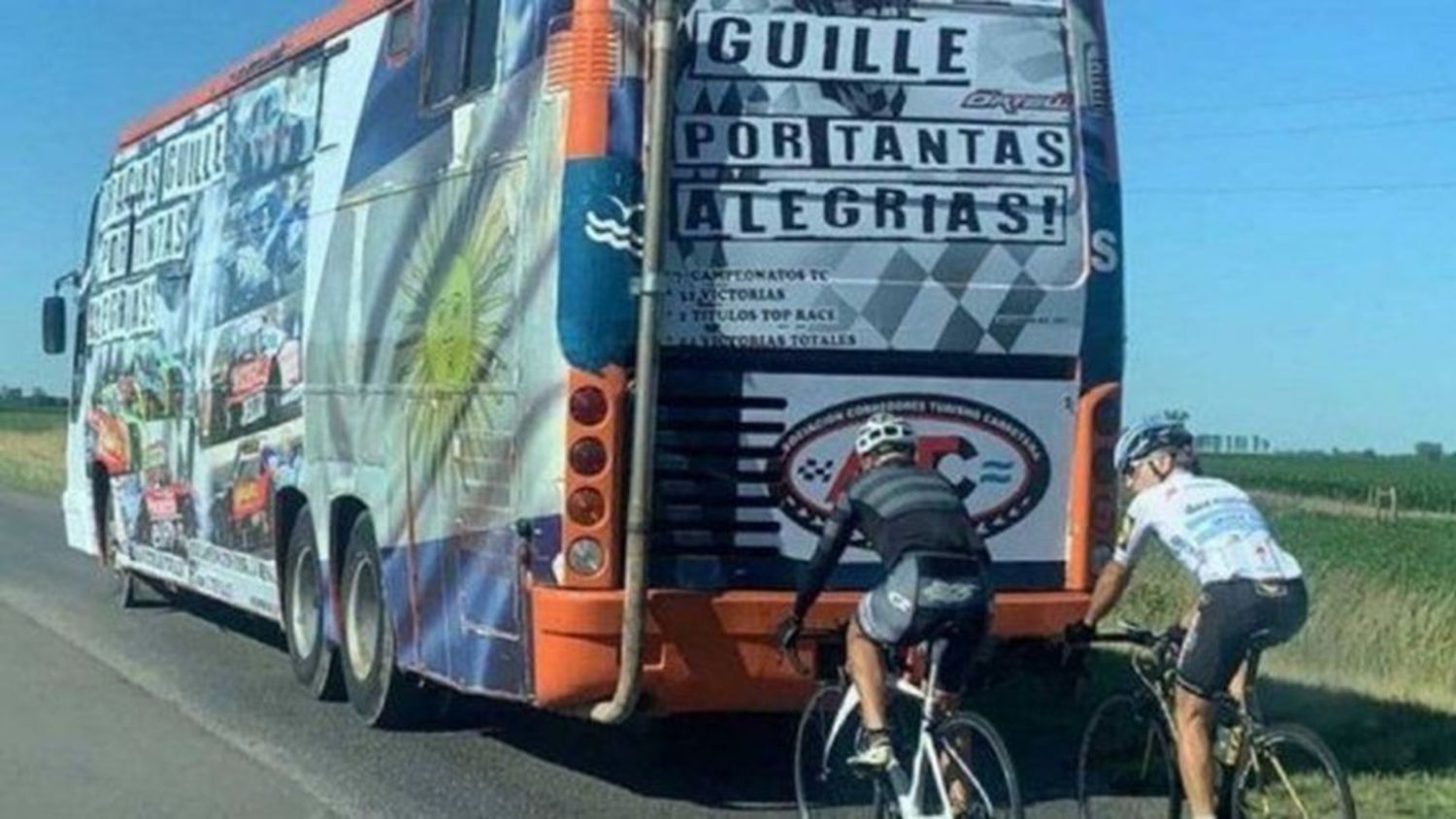 El exdiputado Marcos Di Palma pedaleó desde Arrecifes hasta San Juan para despedir al piloto Guillermo Ortelli