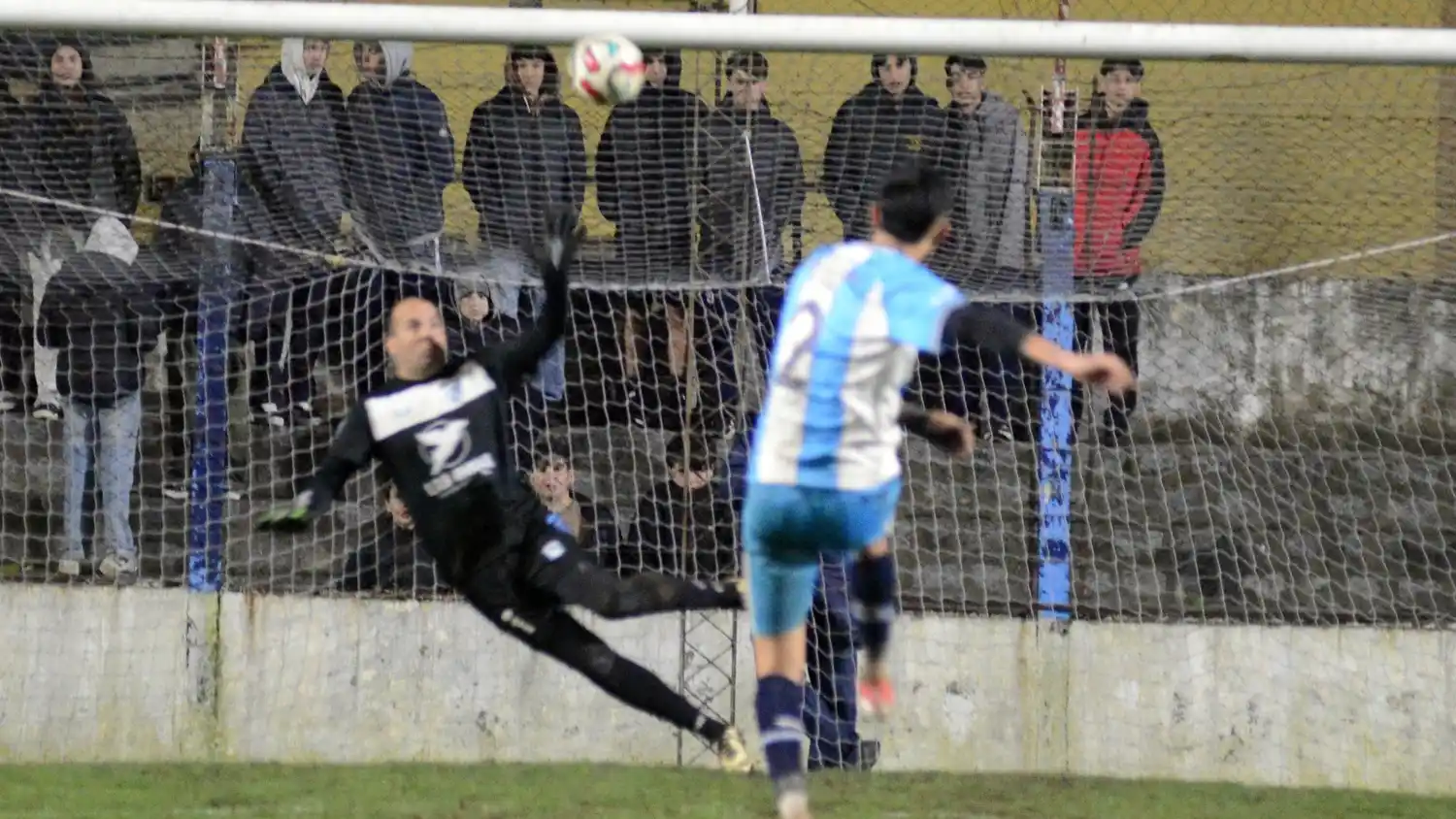 Cristian Bucci, en la definición por penales de octavos de final ante Liga Cultural de Santa Rosa.