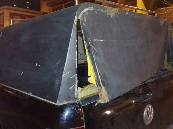 Robo materiales del interior de una camioneta estacionada en pleno centro
