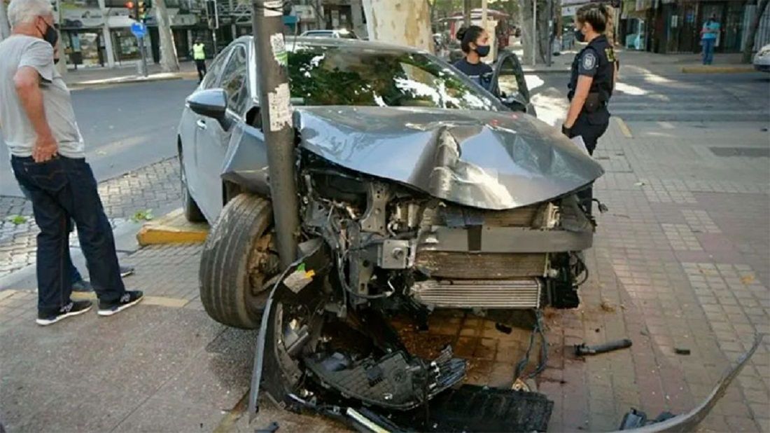 Dejó su auto para que lo laven, pero un playero borracho lo destruyó contra un semáforo
