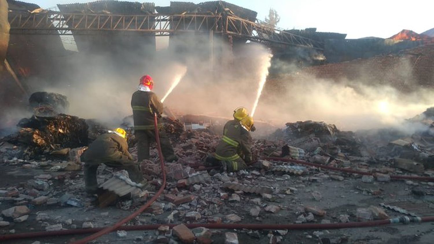 Se reiniciaron las llamas en una papelera en Quilmes y convocan más unidades de bomberos para combatir el incendio