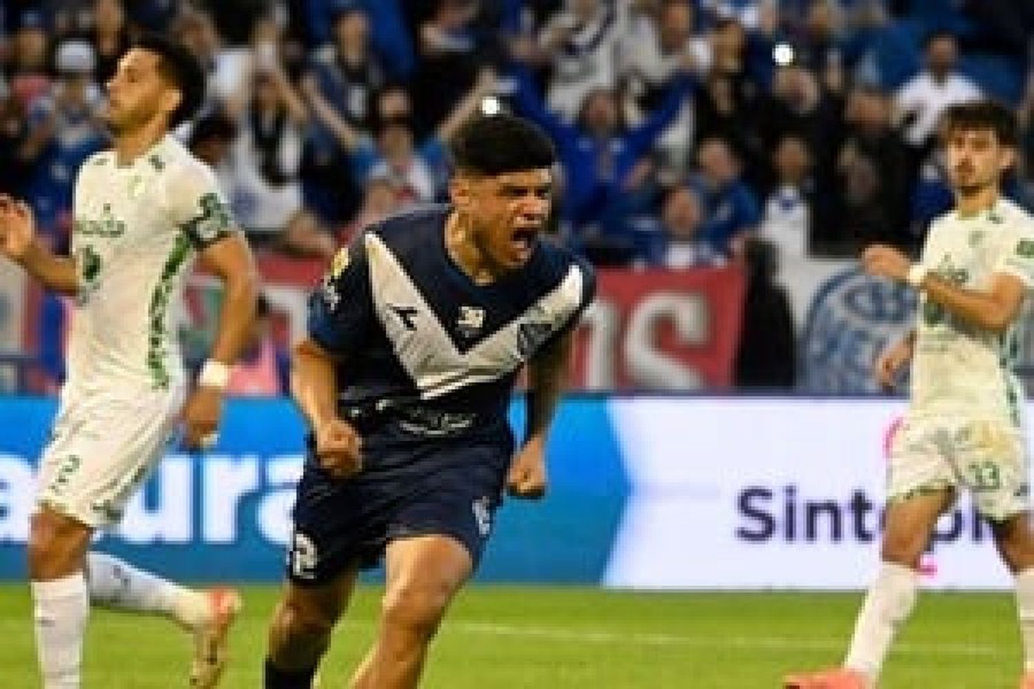 Vélez ganó y acaricia el título de la LPF