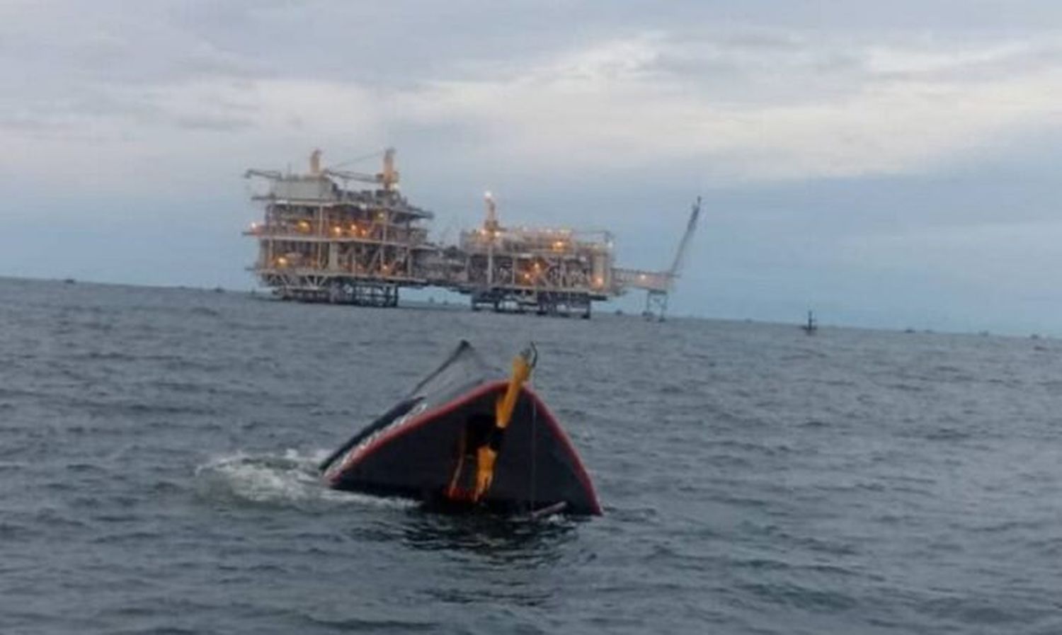 Hundimiento de una embarcación petrolera en el Lago de Maracaibo deja 2 muertos y 4 desaparecidos