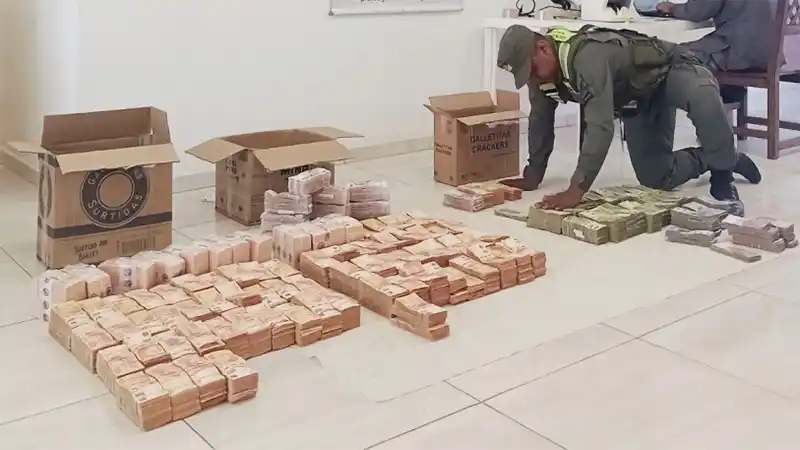 Llevaba 62 millones de pesos en cajas de cartón y se los incautaron