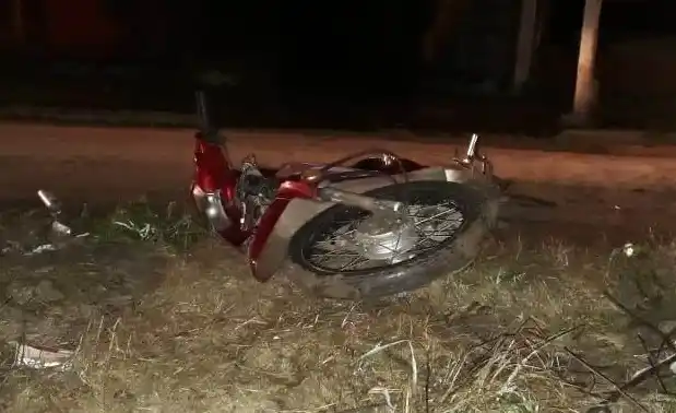 Fueron detenidos cuando llevaba de tiro una moto robada