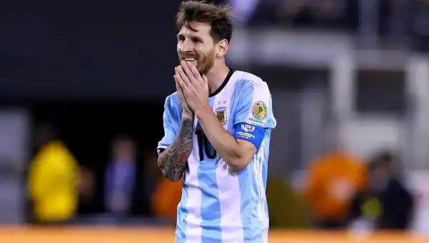 Convocan a un banderazo en el Obelisco para apoyar a Messi