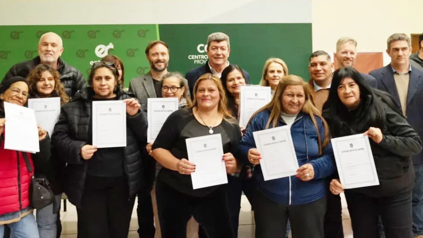 Cerca de 80 familias de Concordia y Colonia Ayuí recibieron las escrituras de sus viviendas
