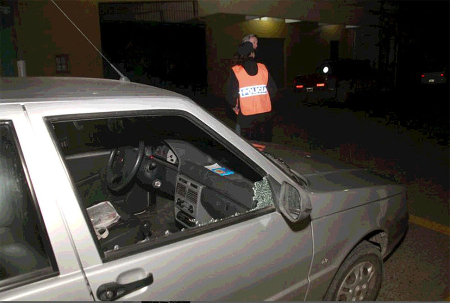Le rompieron la ventanilla del auto y le robaron la cartera