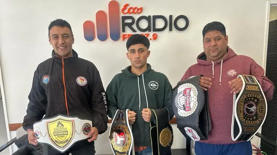 Ibauza en el centro, junto a su entrenador Agustín Machado (a la izquierda) y su padre Jonatan (a la derecha)
