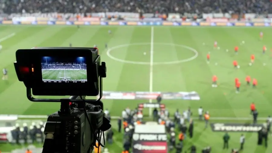 Concejales de dos distritos buscan que el fútbol se vea gratis en espacios públicos