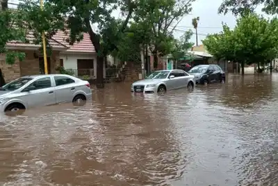 Un fuerte temporal en El Trébol dejó calles inundadas y más de 200 familias con agua en sus viviendas