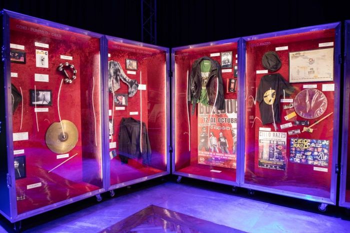 La muestra cuenta con 12 baúles organizados temáticamente por músicos y músicas, con contenido patrimonial en su mayoría original