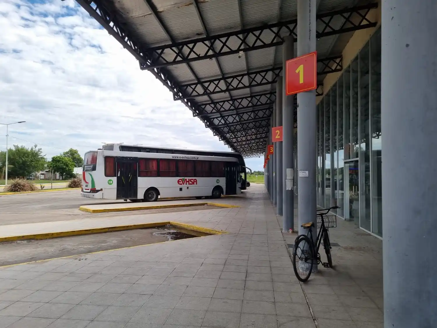 Decenas de sampedrinos reclamaron por el estado del edificio ubicado en 11 de Septiembre y Lucio Mansilla.