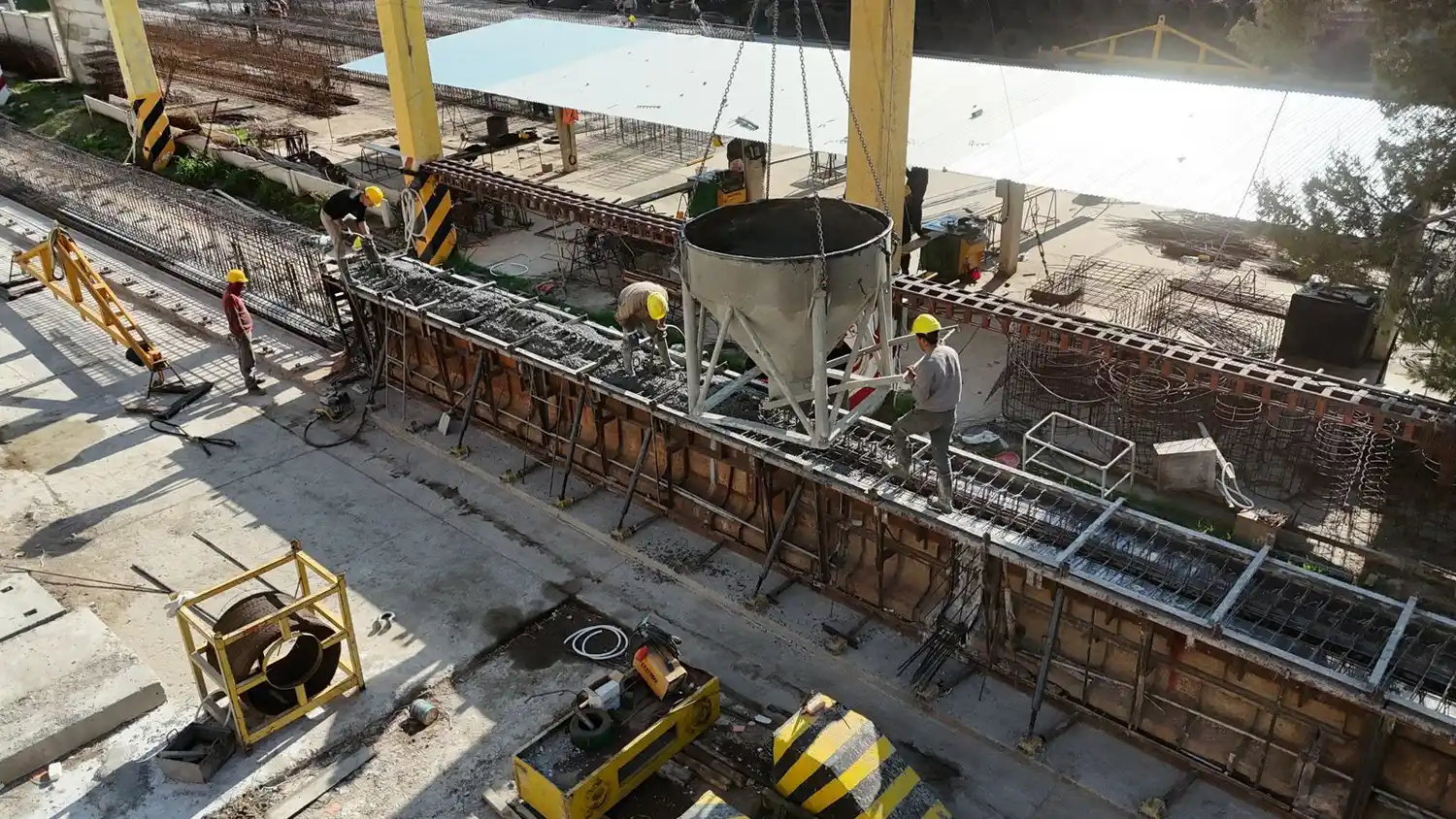Avanza la construcción del puente carretero.