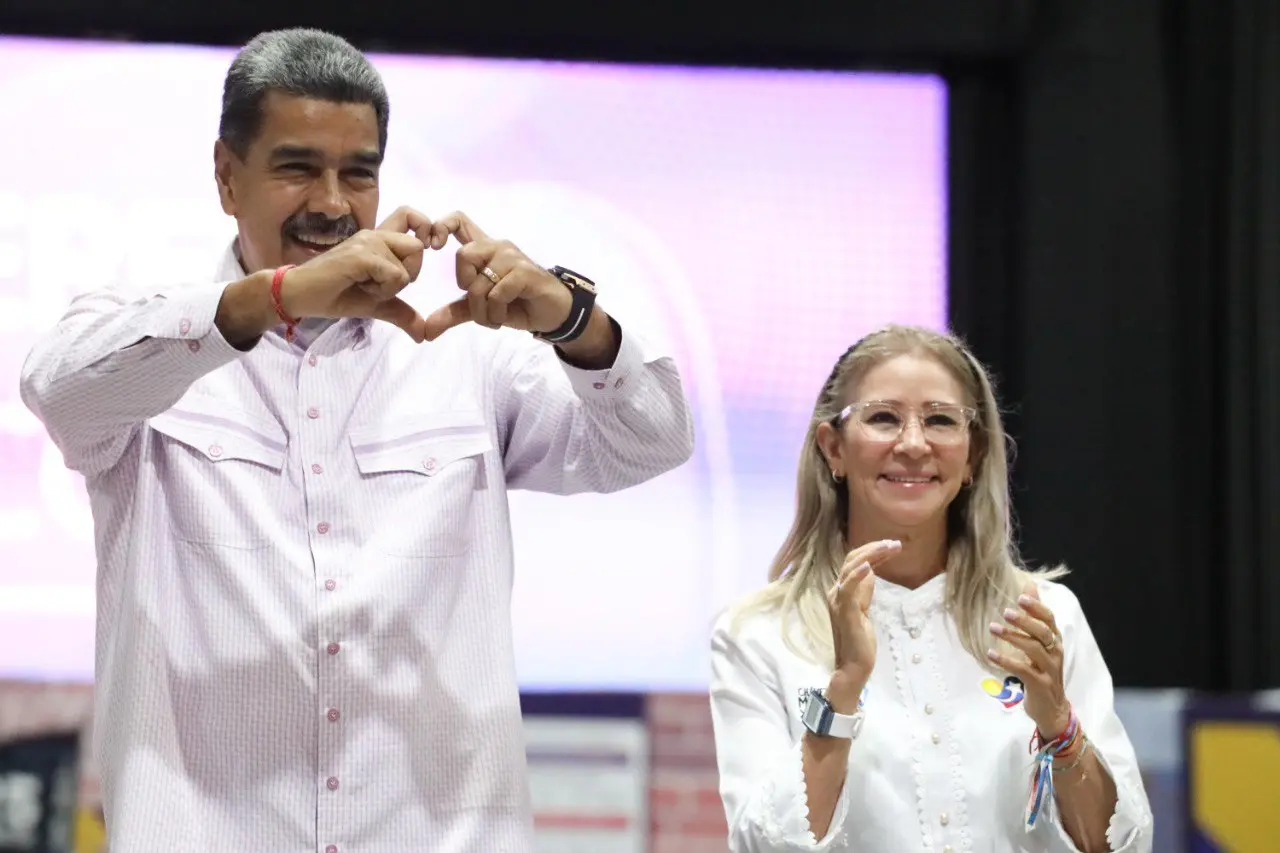 «DEMONIA ENVIDIOSA» nunca serás como la mujer revolucionaria, ¿con quién será esa punta de Maduro? (+Video)