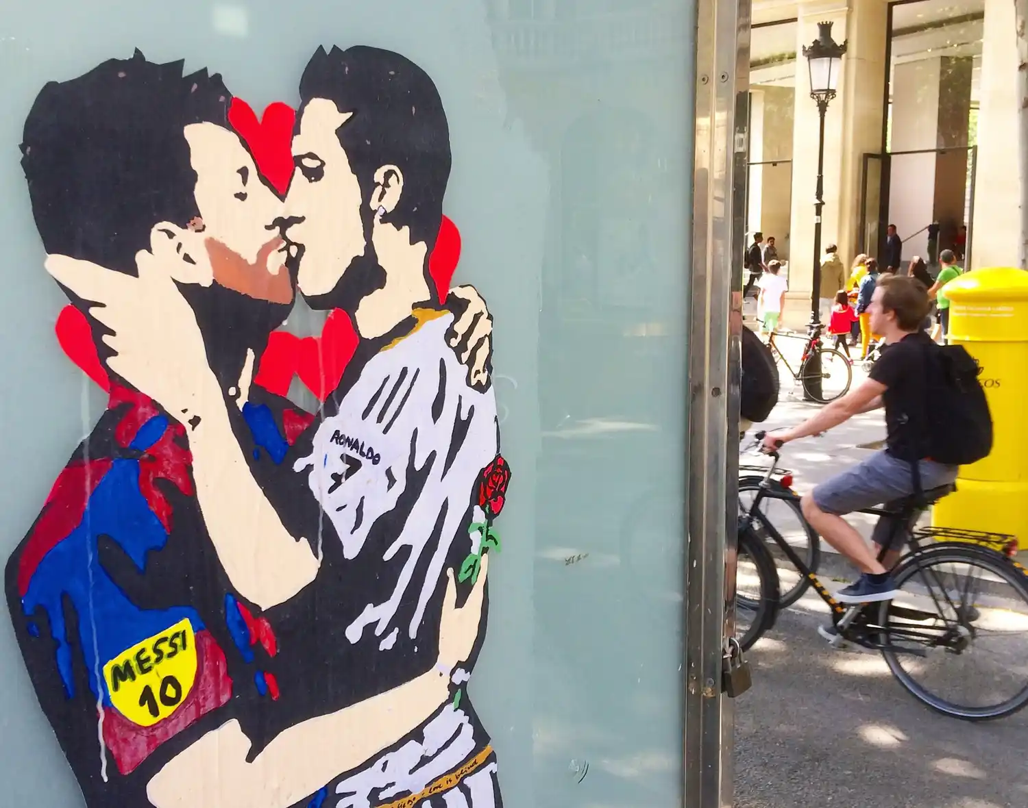 Messi y Cristiano a los besos