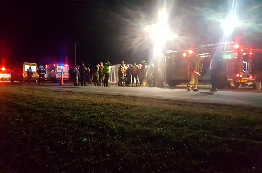 Trágico siniestro en la Autovía 2: murieron dos personas y hay al menos 20 heridos tras el vuelco de un micro