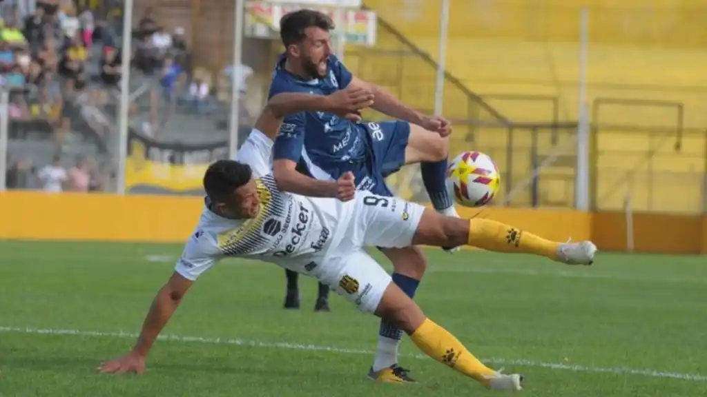 Olimpo perdió de local y Santamarina necesita un punto para salvarse