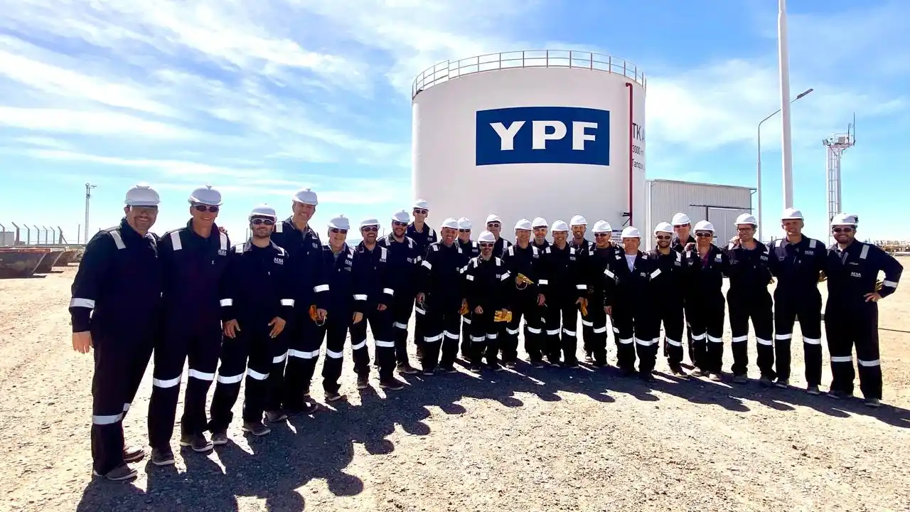 Bernarte y la delegación sanfrancisqueña en las instalaciones de YPF.