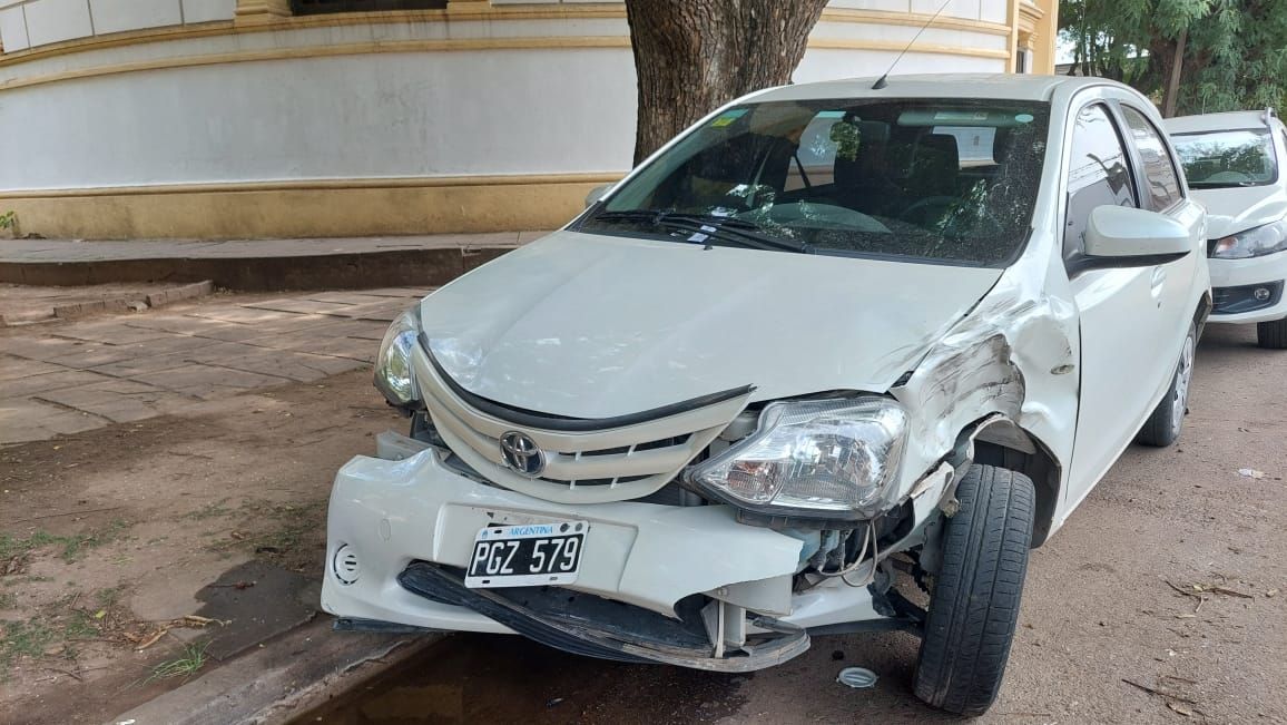 Una camioneta chocó autos estacionados en calle 9 de Julio