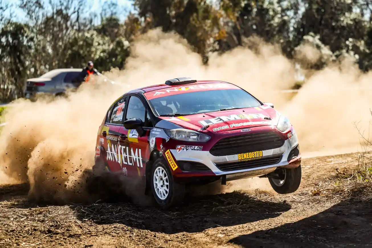 Los hermanos Anselmi quieren llegar y completar el Rally de Laguna Larga sin sobresaltos. (pie)