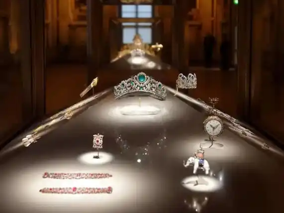 Robo de joyas en el Museo Louvre: delincuentes trabajaron “con preparación y de forma organizada”