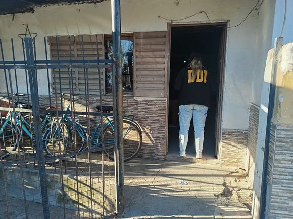 Taxista asaltado: identificaron a uno de los delincuentes y hubo allanamientos