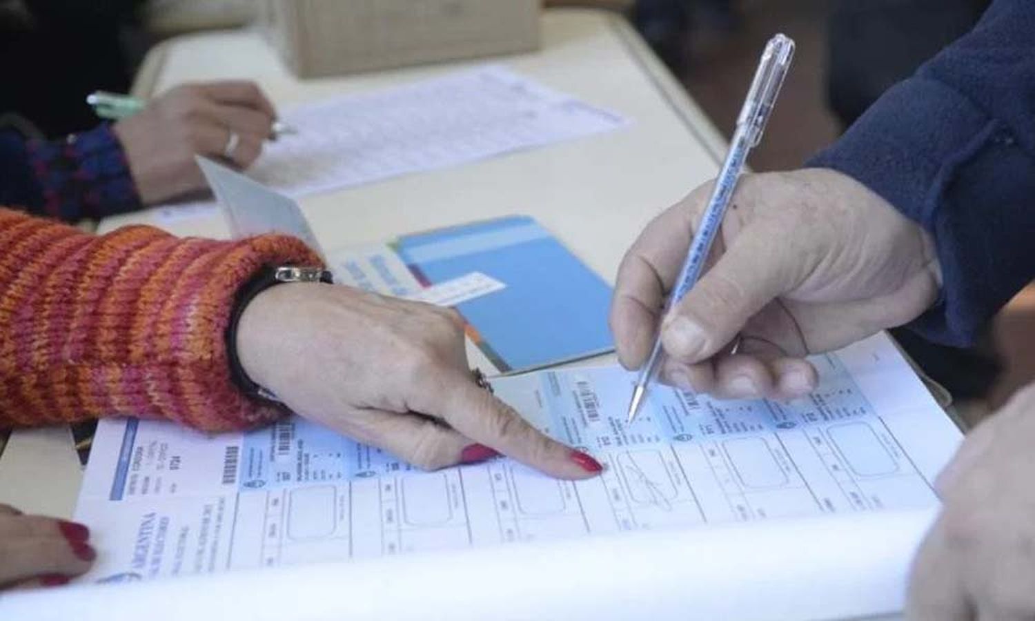 Los comicios se desarrollan con normalidad en una mañana fría