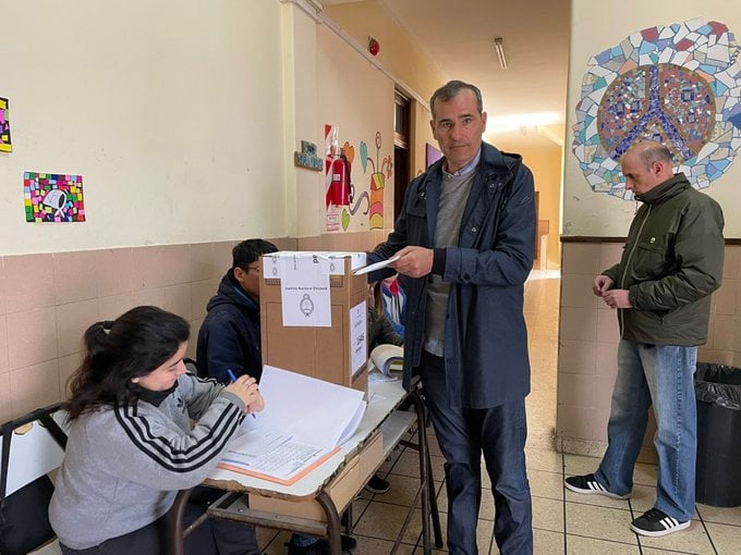 Guillermo Escudero votó tras varias horas de demora.