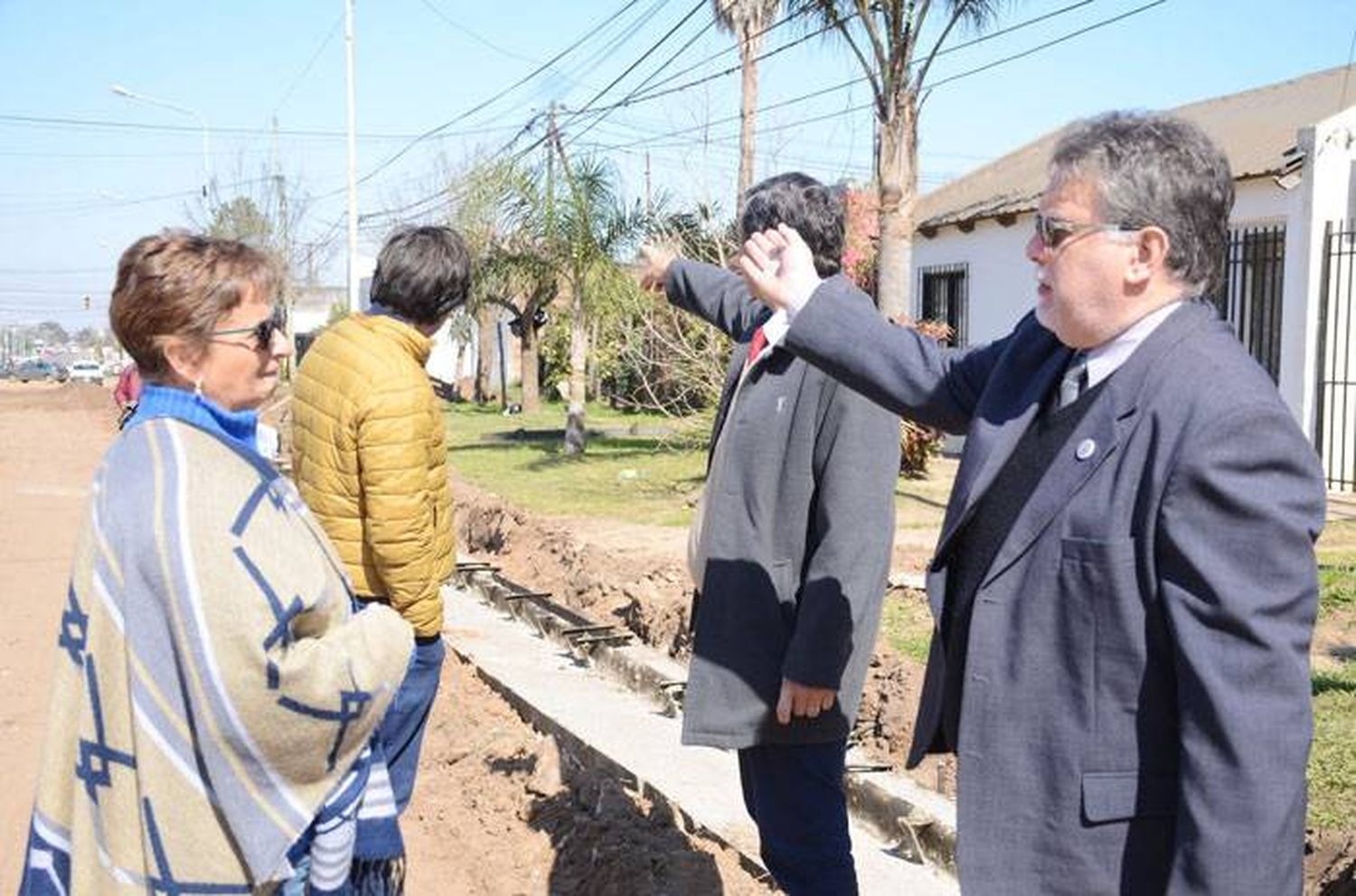 Obras de construcción de cordón cuneta en  calle Diamante