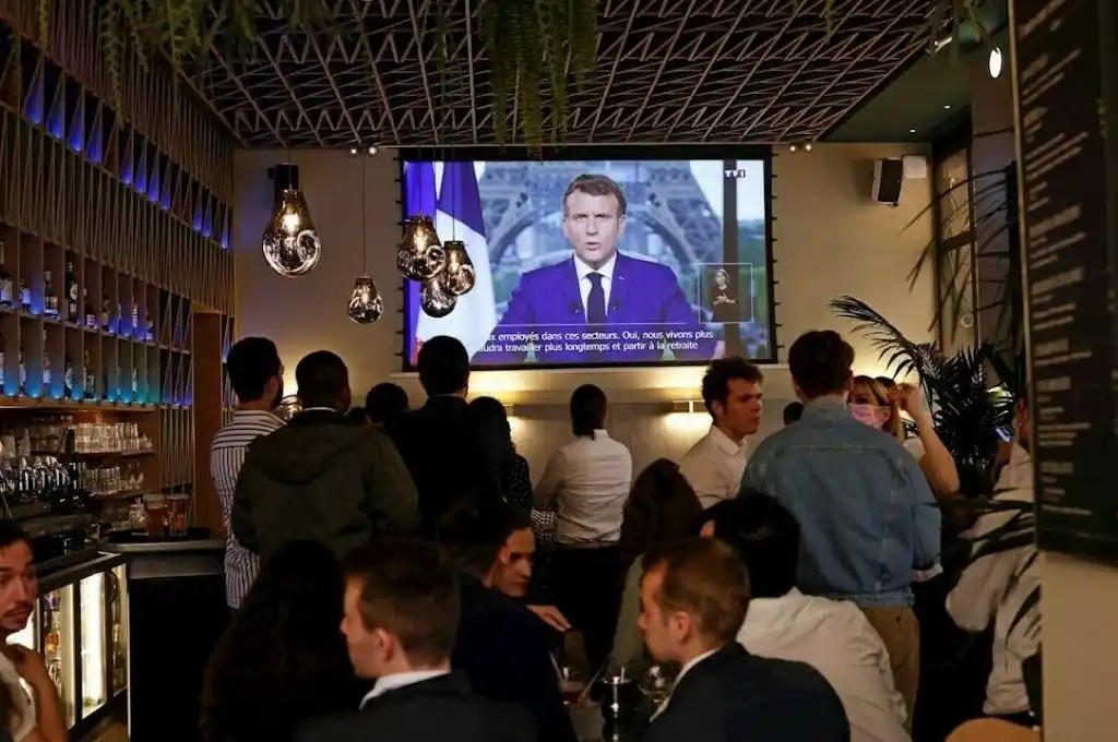 Francia impone un “pase sanitario” para ir a restaurantes, bares, teatros y cines