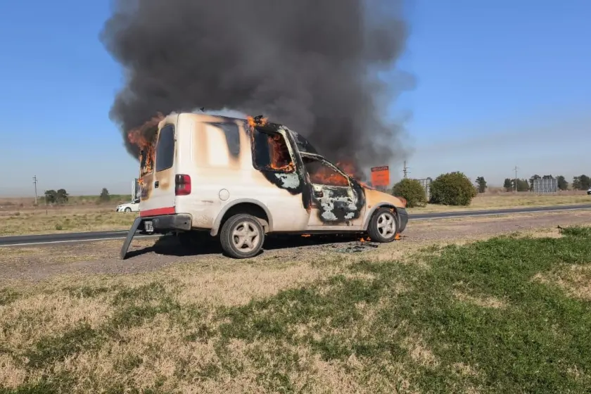 Un utilitario se prendió fuego en la Autopista Rosario-Córdoba.