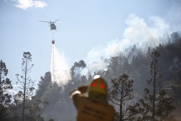 Ambiente trabaja en el control del incendio forestal