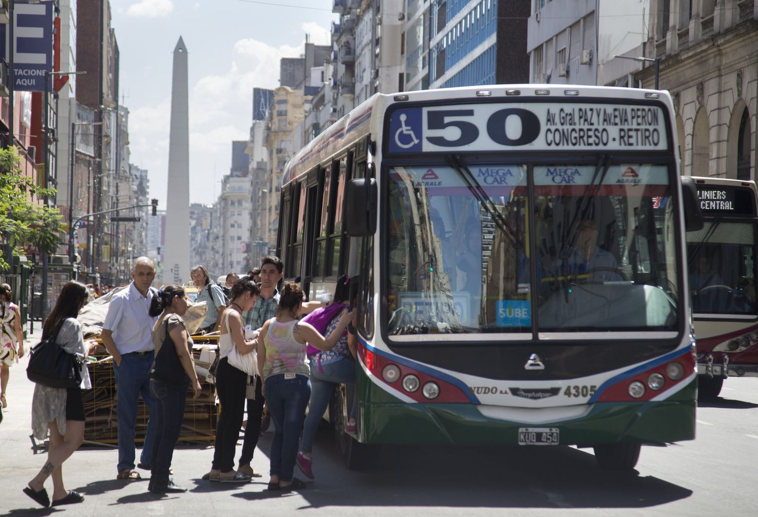 Enero arrancó con aumentos en las tarifas de servicios de colectivos, trenes y agua