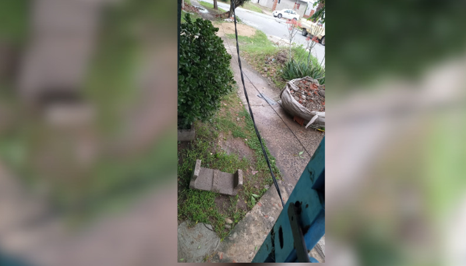 Cables de luz en la puerta de una casa