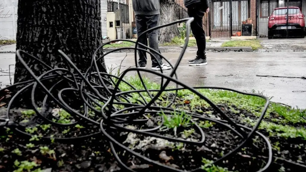 Restos de fibra óptica que aún permanecen tendidos en el lugar donde José Emilio Parrada murió decapitado.