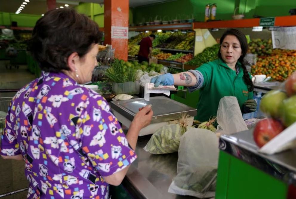 El salario básico de los cajeros de supermercados supera el millón de pesos en septiembre de 2025 (foto: REUTERS/Luisa González)