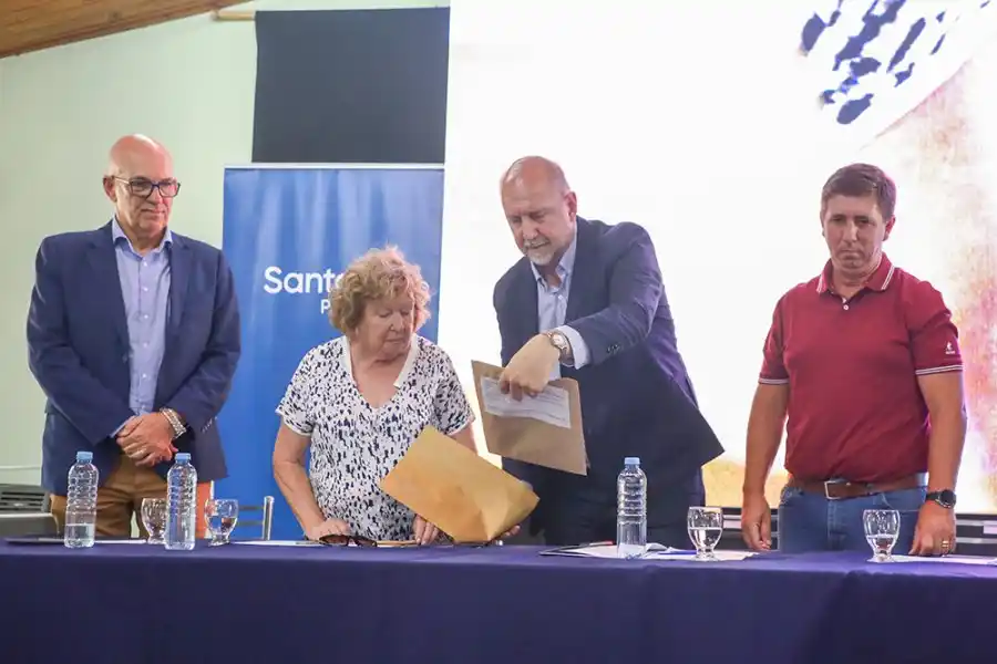 Perotti presidió la apertura de sobres para la construcción del Jardín de Infantes N° 323 de Esperanza