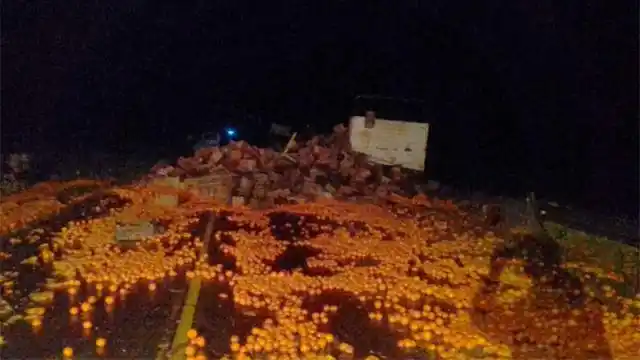 Un camión que transportaba cítricos volcó su carga sobre Ruta 18