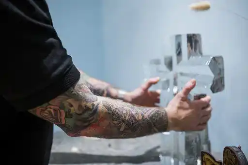 Oskar Arngarden, un sacerdote de la Iglesia Luterana Sueca de 38 años, es fotografiado en la capilla del Hospital Universitario de Uppsala el 30 de diciembre de 2022 en Uppsala, Suecia. 