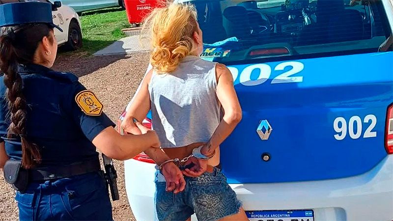 Una mujer quiso robar ropa pero la descubrieron y la capturaron