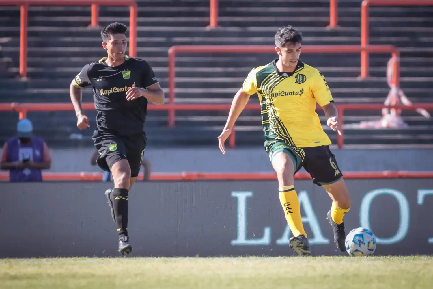 Gonzalo Mottes enviando un pase