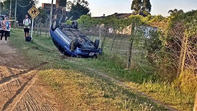 Perdió el control de su auto y terminó volcando en la zona del Parque Industrial