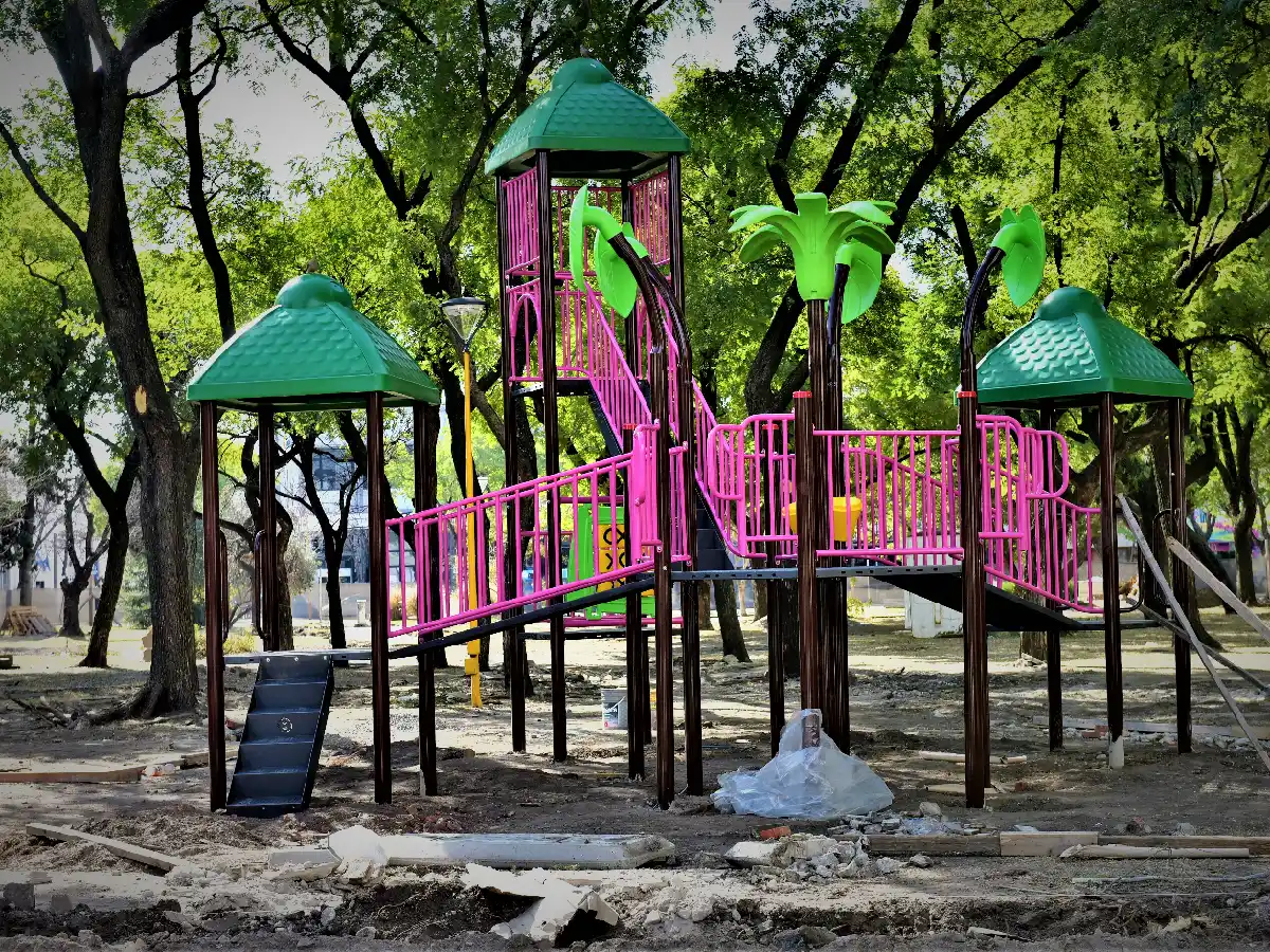 Instalan nuevos juegos infantiles en la Plaza Cívica 