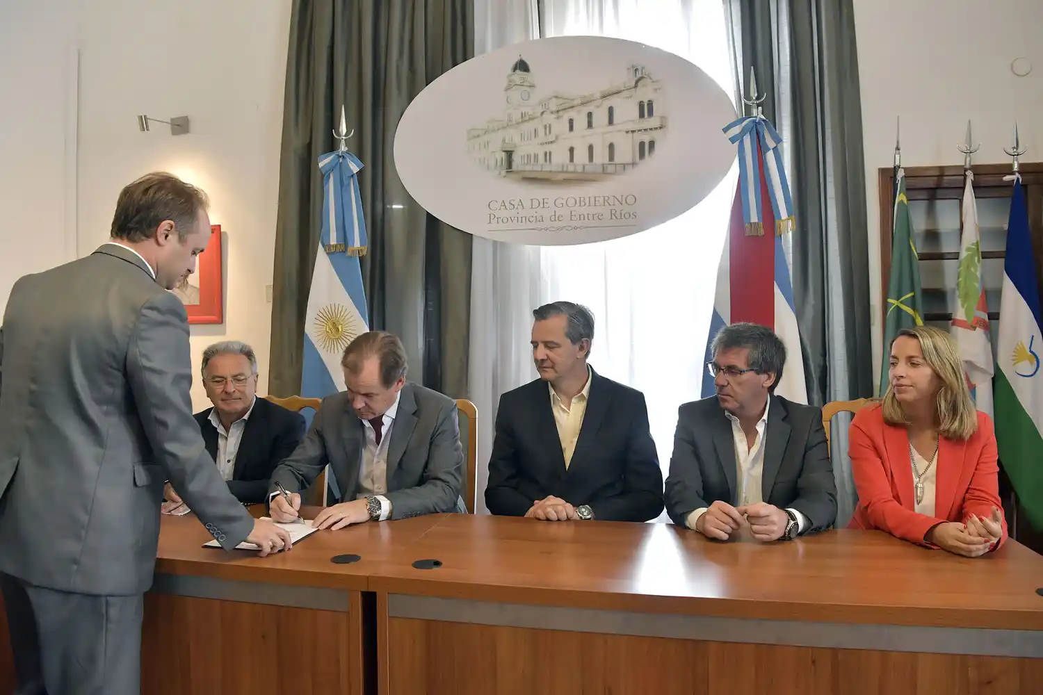 Bordet firmó el contrato para terminar el Hospital Bicentenario