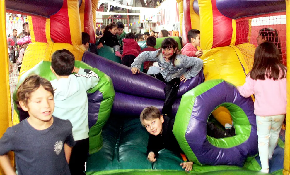 Teatro, juegos y merienda en el Día del Niño en el Club Huracán