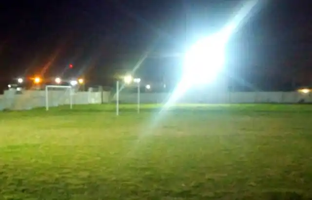 El Club Mataderos mejoró la iluminación de su cancha de entrenamientos