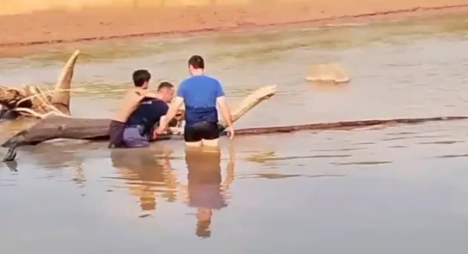 Dramático rescate de un nene que se cayó al Río Bermejo y fue arrastrado hasta un banco de arena